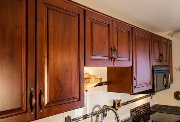 CABINET KNOB PULLS VS. HANDLES